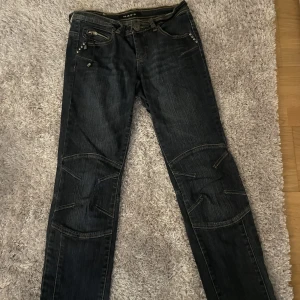 Mapp jeans - inget fel på jeansen, anväder bara inte längre. 