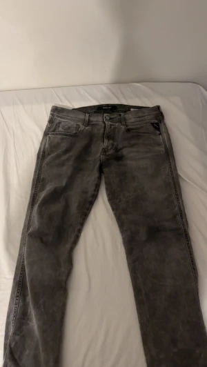 Replay anbass  - Säljer ett par snygga replay jeans, jeansen är otroligt sköna och har bra stretch. Strl 33.