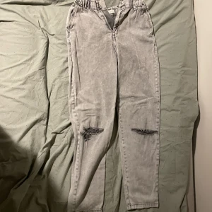 H&M jeans  - Jäyte fina H&M jeans, dom är lösa vid midjan och jätte bekväma. Hålen vid knäna har jag klippt själv så dom säljes billigt!