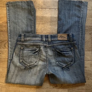 Lågmidjade jeans  - Fina lågmidjade jeans i skitsnygg passform!! Midjemått 42cm innerbenslängd 75 cm❤️‍🔥❤️‍🔥