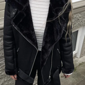 JACKA - Fin jacka i läderimitation och med fluff inuti. Använd en gång men för liten för mig :( perfekt till hösten, varm och skön 