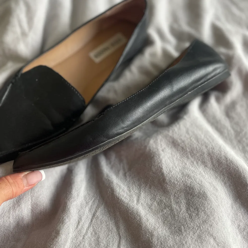 Svarta skinnloafers stl 36,5 Steve Madden Köpta i USA använda ngt få gånger. Som nya. . Skor.