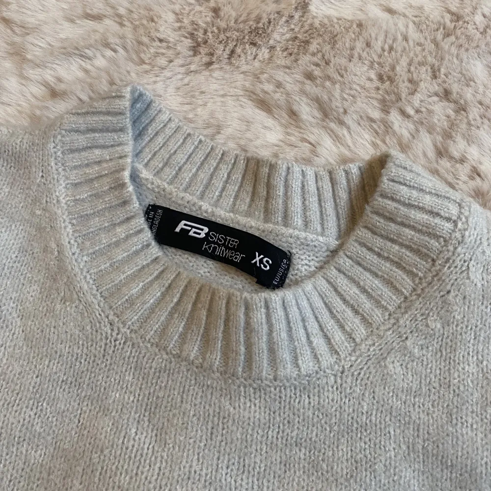 säljer denna ljusgråa lite croppade tröjan från new yorker, endast testad!❣️säljer för 100kr +frakt❤️. Tröjor & Koftor.