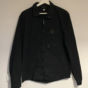 C.P company overshirt  - Säljer min C.P company overshirt ”The metropolis series”. Väldigt fint sick då den bara är använd fåtal gånger köpt i butik för ca 2500kr. Original tags medföljer. Priset är inte spikat, kan diskuteras. Storleken är XL men sitter som en M/L. 