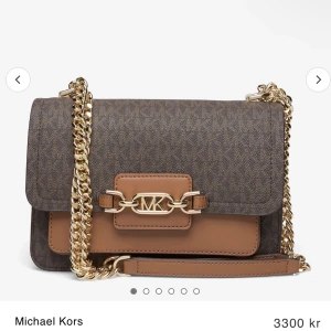 Michael kors  - En väldigt snygg och populär Michael kors väska. Säljer för mer än halva priset!