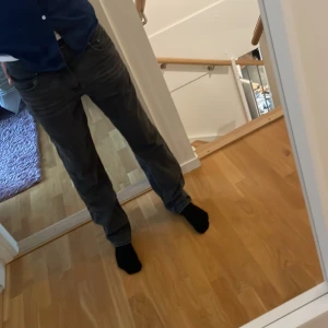 levis jeans. - Säljer dessa levis barn jeans i storlek 170-176. De är mörkgrå. Nypris 600 kom med prisförslag.