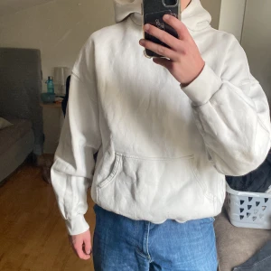 Vit hoodie - En clean oversized hoodie från velour garments🇪🇸. Är storlek L men sitter som XL. Inga fläckar eller hål. 450gsm dvs riktigt tjock