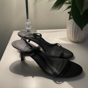 Svarta klackskor - Svarta klackskor från Wera i strl 39. De är tidigare köpta från Sellpy för 250kr, men fortfarande i bra skick!☺️💕