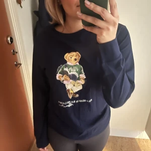 Ralph Lauren tröja - Fin tröja som jag endast använt en gång, köpt från barnavdelningen i största storleken som ungefär motsvarar xs/s, jag är vanligt M och den sither lite lösare så skulle säga s/m