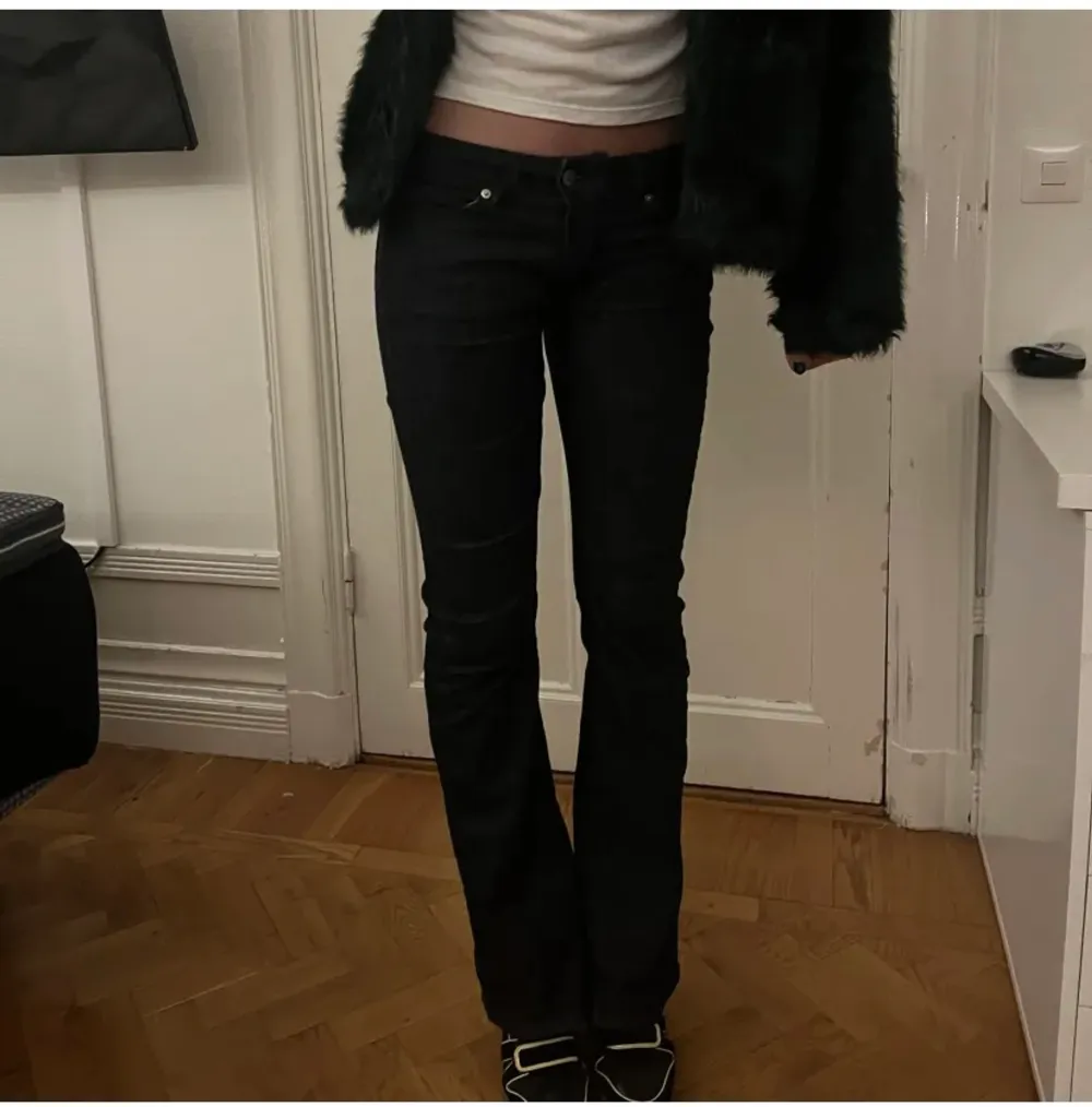 Jättefina mörka bootcut jeans i nyskick. Precis köpta här på plick men passar ej mig❣️ (lånade bilder) . Jeans & Byxor.