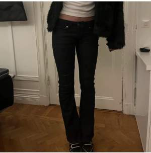 Jättefina mörka bootcut jeans i nyskick. Precis köpta här på plick men passar ej mig❣️ (lånade bilder) 
