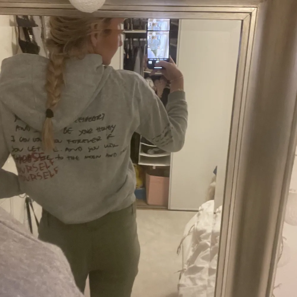 Jättesnygg hoodie med text som tyvvär är lite liten på mig:/ lite kortare så perfekt till lågmidjade byxor😍😍😍. Hoodies.