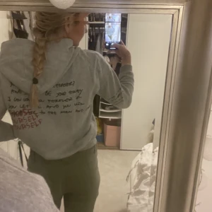 Hoodie - Jättesnygg hoodie med text som tyvvär är lite liten på mig:/ lite kortare så perfekt till lågmidjade byxor😍😍😍