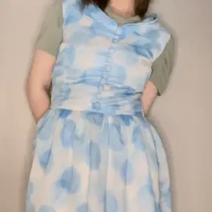 En blå klänning som är jättesöt men tyvärr aldrig kommer till användning. 