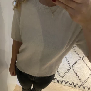 Stickad T-shirt - Jättesöt gräddvit stickad T-shirt💕💕