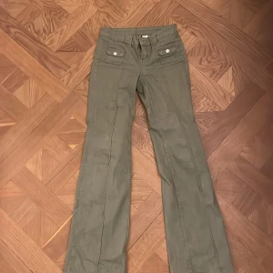 H&M jeans - Säljer dessa gröna h&m jeans pga för små. ❤️ De är i storlek 34. Lite slitna längst ner men inget man tänker på. 💞 Säljer för 400kr. Om många vill köpa blir det budgivning 💞