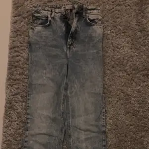 Blåa jeans från Zara. Splitt längst ner i byxbenet (köpta så). Inget tecken på användning💕 En perfekt längd för mig som är 164 lång!💕