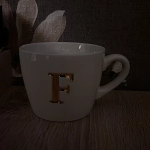 Mugg  - Vit medelstor mugg med ett guldigt F på båda sidor 💕