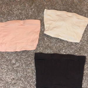 Topp  - 3 toppar i olika färger, säljer alla tillsammans. När dem köpts märkte jag att dem var väldigt tajta men har ändå funkats att använda (den vita är lite genomskinlig och den rosa samma fast inte lika mycket)💕 väldigt bra skick är dem i!