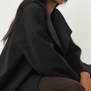 NA-KD kappa - Säljer en helt ny suuupersnygg kappa från Na-Kd i storlek 34 som är helt slutsåld på hemsidan. Bilder på kappan skickas privat vid behov 💕Kan både mötas och fraktas ( i eller lite utanför stockholm) pris kan diskuteras vid snabb affär