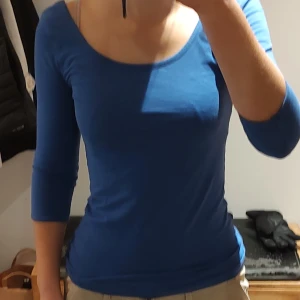 Långärmad tröja från gina - En långärmad lila tröja från Gina Tricot med jättefin urringning i ryggen. I mycket bra skick.