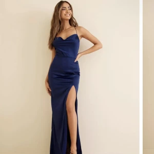 Balklänning  - Säljer min jättefina balklänning. Köpt från Nelly och endast använd på baldagen så den ser helt oanvänd ut. 💕 Om man skulle vilja ha mer bilder är det bara att skriva privat!