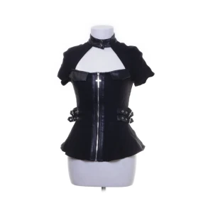 Killstar zip topp med kors-dragkedja från killstar 🖤 - Från killstar, köptes för något år sedan men har inte använt på ett tag för att den tyvärr blivit för stor för mig :(( Goth top i bra skick <3 Storlek M Använd, men ser helt ny ut  Justerbar runt midjan med läderband! Köptes för 579 kr 💕