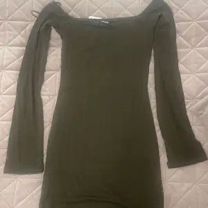 En brun off shoulder klänning från Gina aldrig använd!! Den har även vida ärmar. Nypris 359 kr