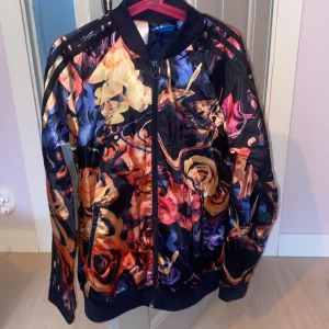 Adidas träningströja  - Adidas Originals Superstar tryck jacket. Köpt för minst 500 kr, sparsamt använd. Inga tecken på användning alls.  Storlek: 11-12 åringar eller xxs