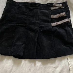 Svart kjol🖤 - Så cool och fin minikjol med detalj! Perfekt till hösten🖤