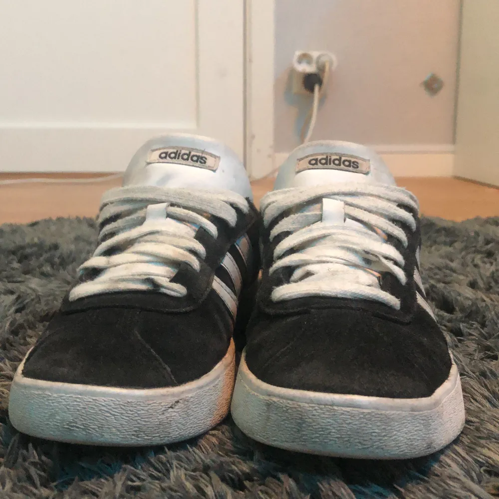 Adidas skor inte original skosnören. Går lätt att få finare med tvål och vatten som jag testat på andra skor. Storlek 37,5.. Skor.