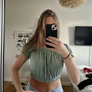 Off shoulder topp - Gröngrå off shoulder topp från H&M, knappt använd och säljer för att jag ej behöver den 🤍