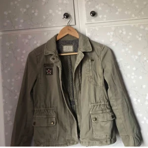 Jacka från Zara - Jätte fin jacka i Olive grön från Zara i väldigt bra skick. Skriv vid intresse, köparen står för frakten. 