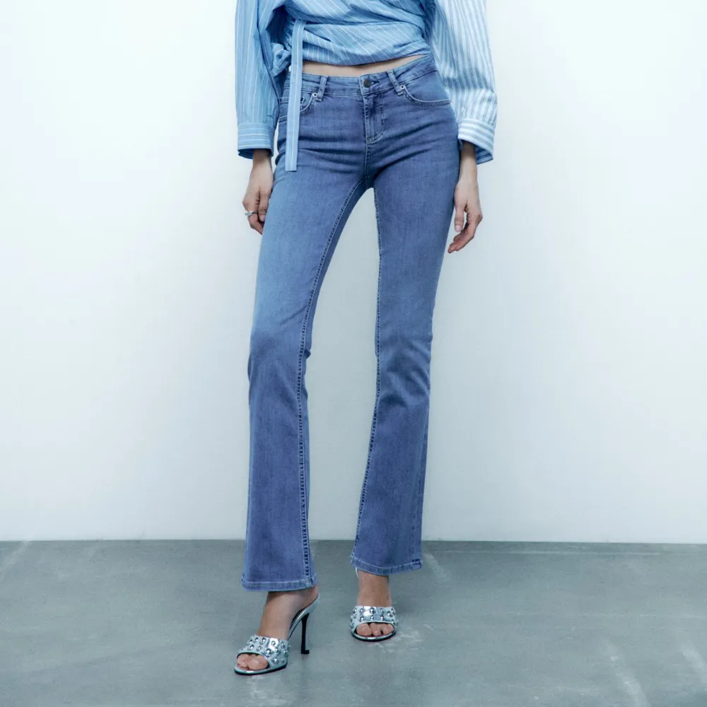 Superfina bootcut jeans ifrån Zara. Använda 2 gånger, därmed i nyskick. Så himla sköna och fina, men tycker tyvärr inte dem riktigt passar mig då jag är hyfsat kort.❤️. Jeans & Byxor.