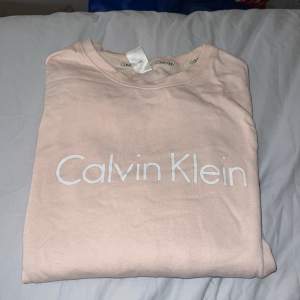 Ljusrosa tröja från Calvin Klein 