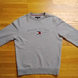 Säljer min gråa Tommy Hilfiger Crew Neck tröja. Den är i storlek S och är i bra skick utan skador. Den är för liten för mig och skräpar i garderoben. Hör av dig om du har någon fråga.