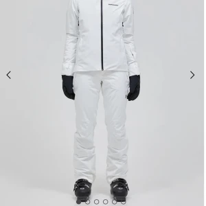 Peak performance insulated ski jacket - Köpt förra året. Andvänd under vintern fåtal gånger!! Den är i väldigt bra skick!! Nypris är 3.500 kr!!! Onlinekvitto finns om man vill se.