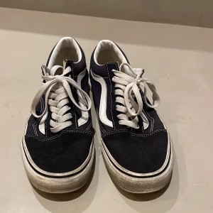 Vans skor - Jag säljer nu mina blåa vans då jag vuxit ur dem. Dem är i väldigt bra skick då jag inte använt dem alls så mycket.