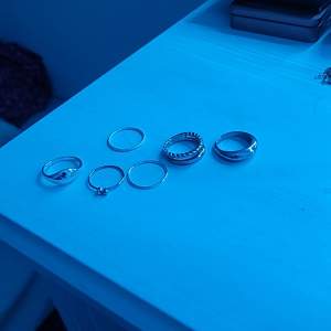Säljer dessa fake silver ringar vill bli av med dom. Köparen står för frakten 💕📦 fint skick