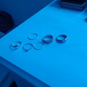 Ringar för billigt  - Säljer dessa fake silver ringar vill bli av med dom. Köparen står för frakten 💕📦 fint skick