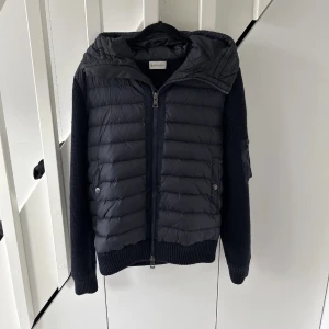 Moncler cardigan  - Säljer nu min moncler cardigan då jag e sugen på något nytt, byten e väldigt intressanta!! Kvitto prisetag allt e kvar 