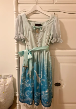 Lolitaklänning Krad Lanrete ”Lost in Sea” - Classic lolitaklänning - Krad Lanrete’s Lost in Sea OP i färgen sax 💙Upplevd storlek S/M 36/38, men skriv om ni undrar över mått. Jag är första ägaren och den är använd 1 gång. Fint skick!💙 Rosett tillkommer på köpet 🫶🏻 