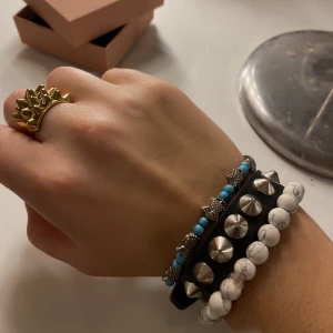 nitarmband - snyggt nitarmband i svart fakeläder, köpt för flera år sedan men inte kommit till användning!🖤