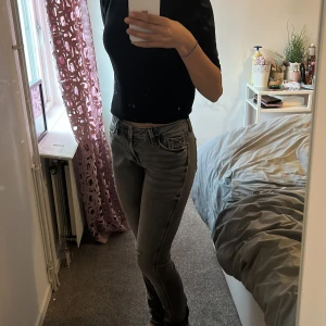 Grå jeans - Använt ett få tal gånger, mycket Stretchigt material köpta från Zalando för 900 kr. 