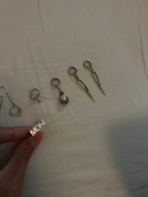 L8 Hasselblad  - SÄLJER ALLA MINA SMYCKEN FRÅN L8  Stora örhängen nypris: 1200-1400 säljer styckvis för 500 kr  medelstora (hängande) - nypris 600 säljer för 300 kr styck  små dödskalle och vinge 150 kr styck 