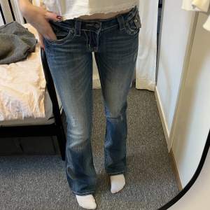 Unika vintage bootcut jeans i superbra skick men assnygga bakfickor och detaljer ❤️ Skriv gärna privat om du har frågor.
