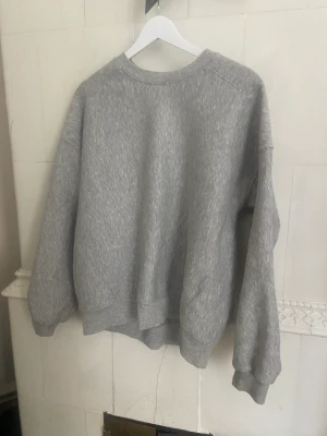 Grå sweatshirt - Superfin grå sweatshirt från bershka i jättebra skick, stolen xs lite oversize i modellen! 