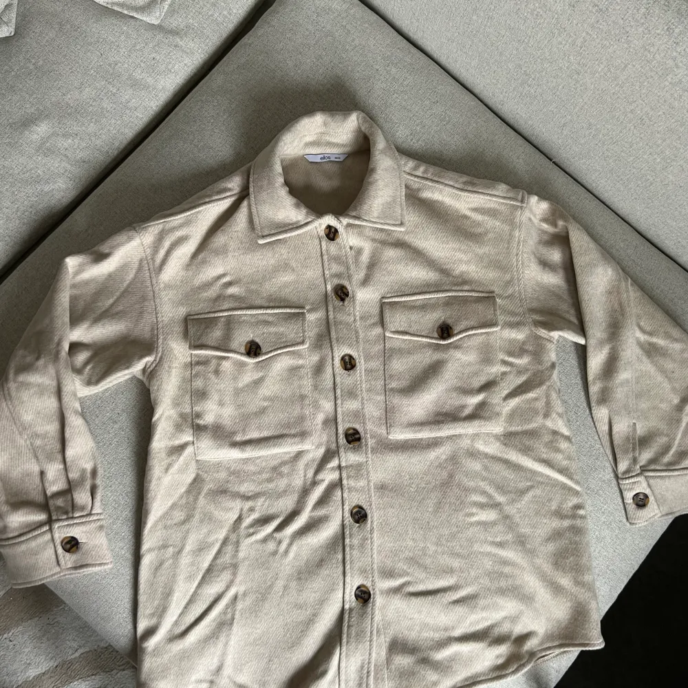 Beige overshirt i ullblandning från ellos, använd 2 gånger. Jackor.