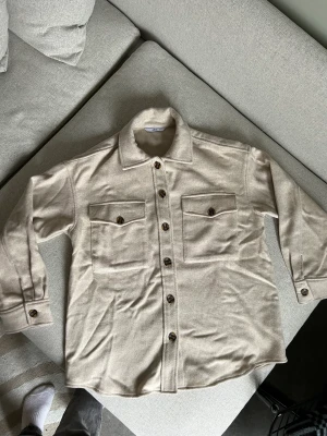 Overshirt - Beige overshirt i ullblandning från ellos, använd 2 gånger