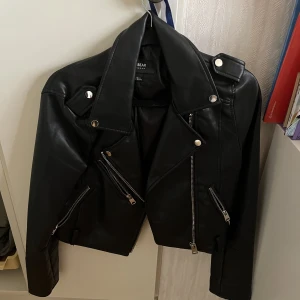 Skinnjacka - Ordinariepris 259kr Fint skick! Kommer inte ta fler bilder! Slutar vid midjan, figursydd men får alltid plats med en hoodie under!  Basically ser inte oversized utan mer tajt/figursydd!